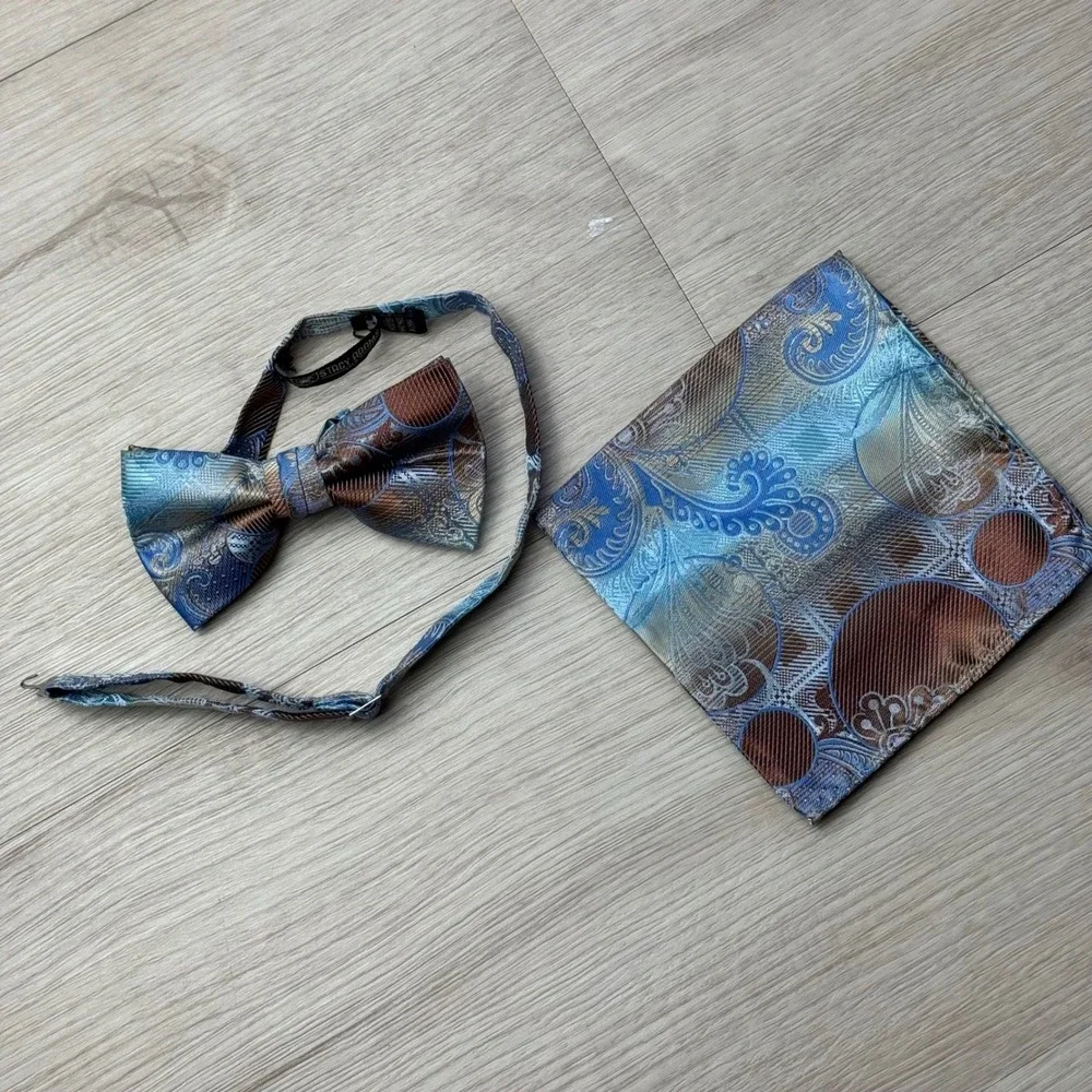 Stacy Adams Mens Bow Tie Pocket Square‎ Matching Set Blue Brown Paisley